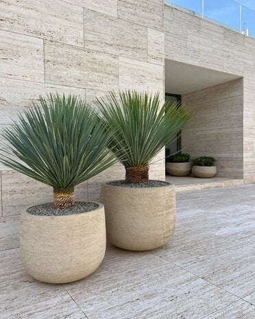 Domani GRAZ Natural White grote terracotta design pot bij moderne villa