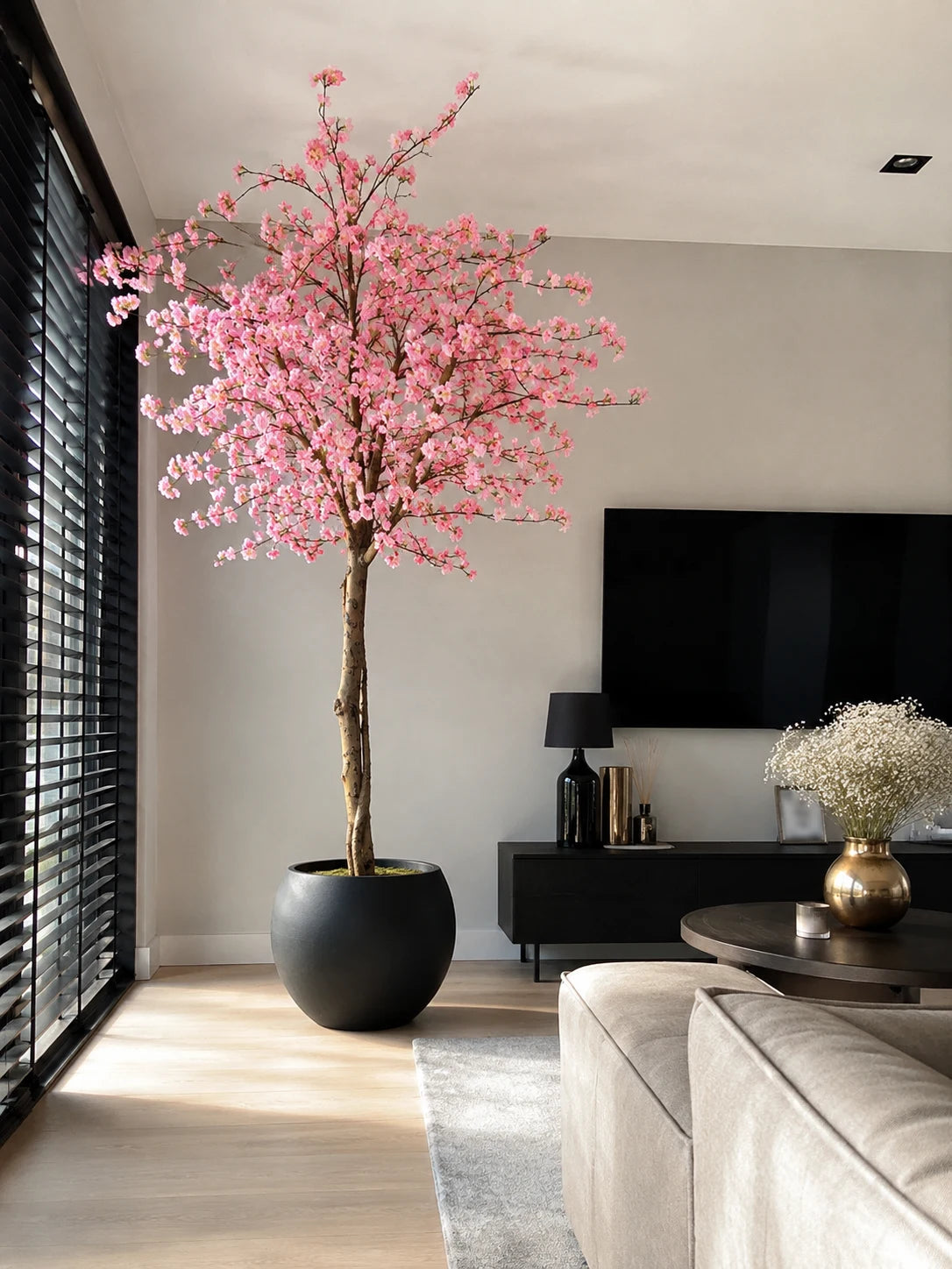 Kunst bloesemboom Japanse sierkersenboom van 240cm hoog in moderne woonkamer