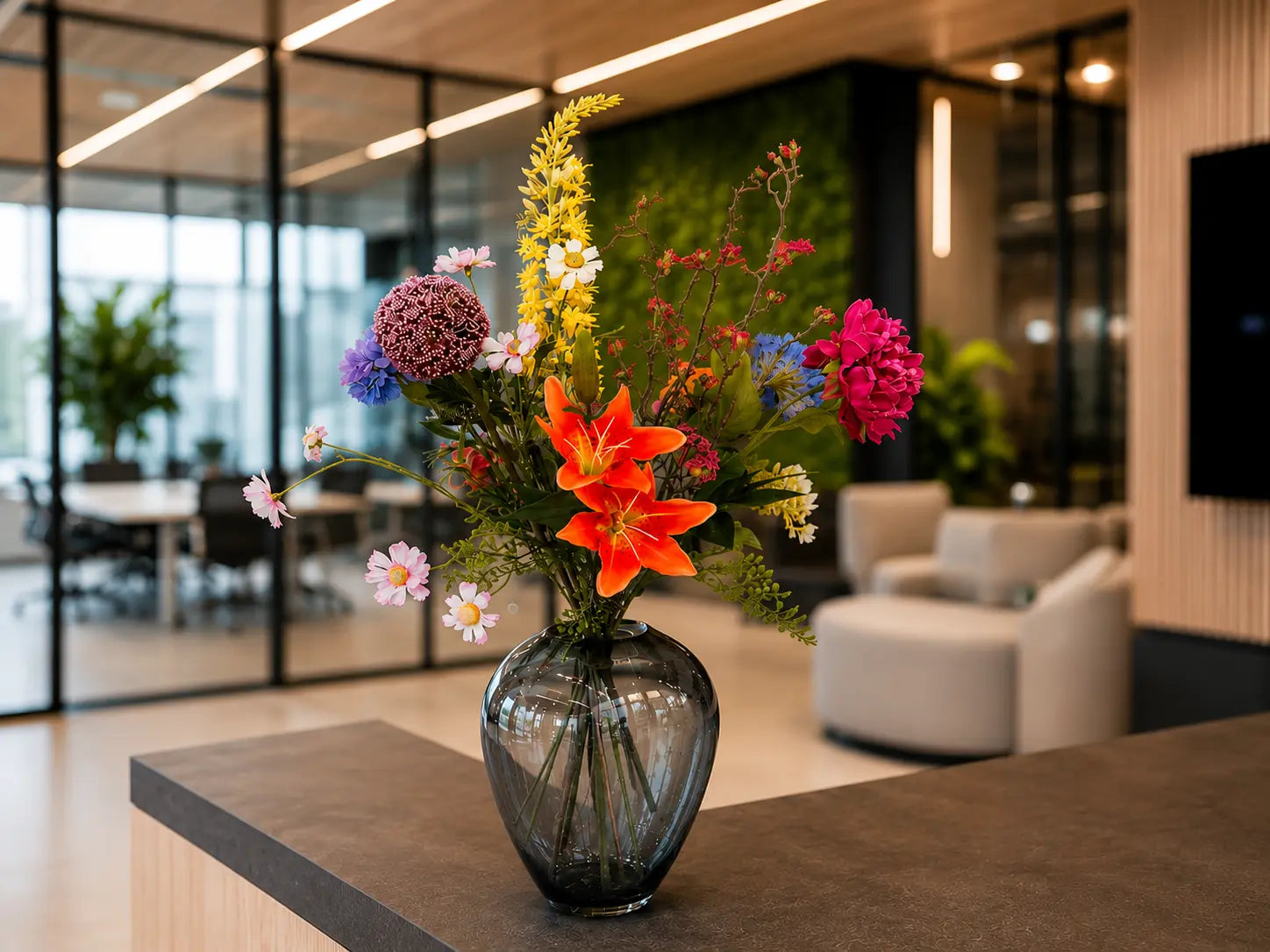 Kunstbloemen boeket Flower Bomb in glazen vaas op een balie in een modern kantoor