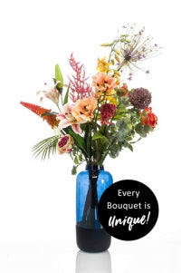 Kunstbloemen boeket Colourful Rebel met speelse oranje, roze en lila bloemen in een glazen vaas – kleurrijk en onderhoudsvrij.
