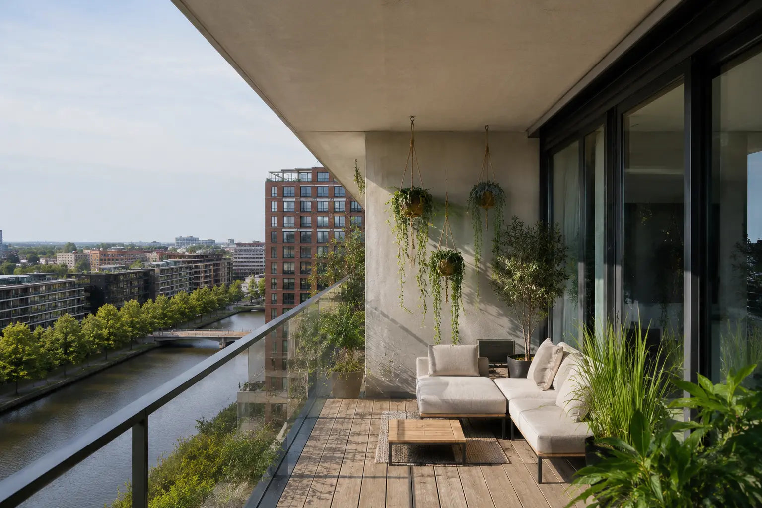 Kunst hangplanten op een modern balkon met uitzicht