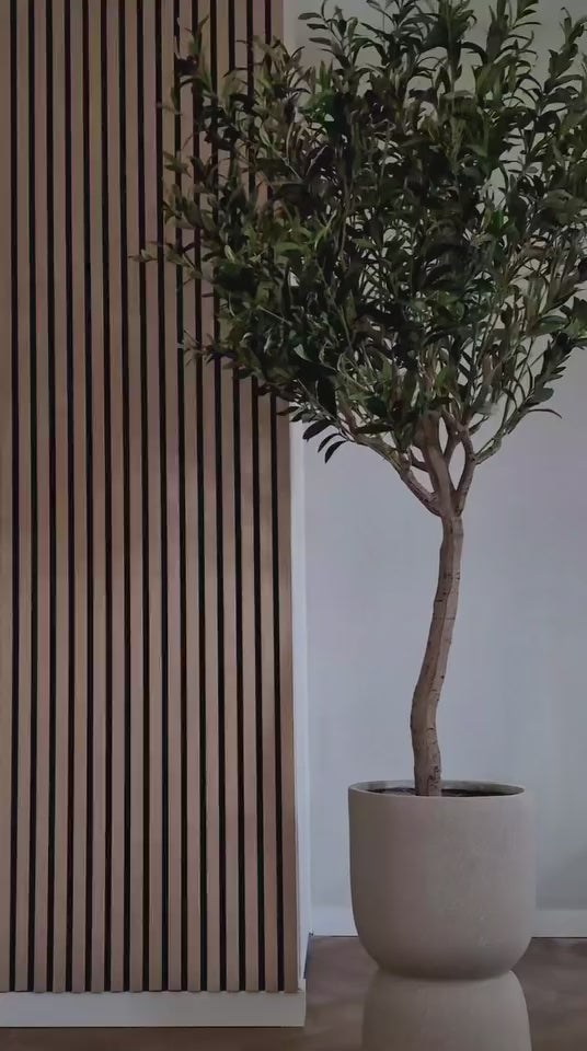 Kleine kunst olijfboom van 140cm in een  moderne woonkamer