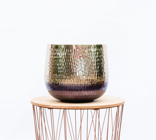 Plantenpot Jenna Gold van handgemaakt metaal met gehamerde gouden afwerking, perfect als stijlvolle eyecatcher in elk interieur.